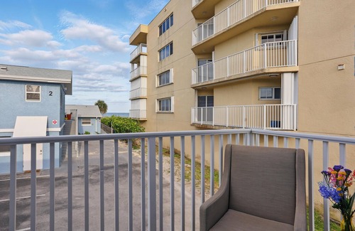 Cocoa Beach Apartment | 1Bed/1Bath Upstairs Cottage, Steps to the Ocean, Perfect for Couples