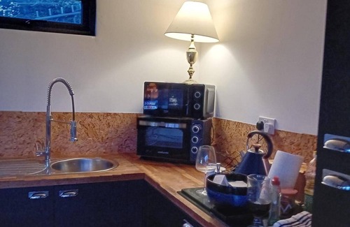 Neath Apartment | 1bed Cottage, Sleeps 2 - Mountain Views, Parking