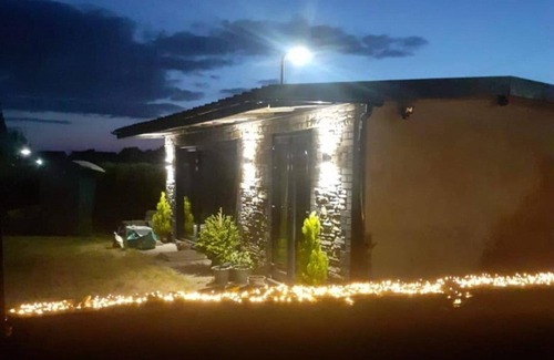 Neath Apartment | 1bed Cottage, Sleeps 2 - Mountain Views, Parking
