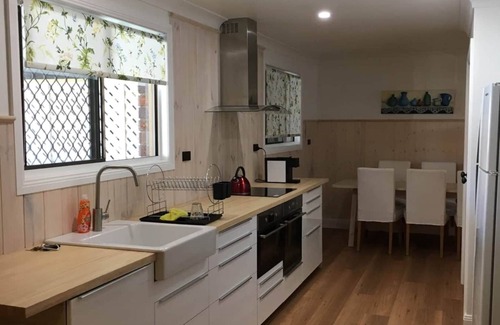 Armidale Apartment | 1Bed Creekland Cottage by Twodogfolly