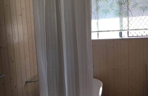 Armidale Apartment | 1Bed Creekland Cottage by Twodogfolly