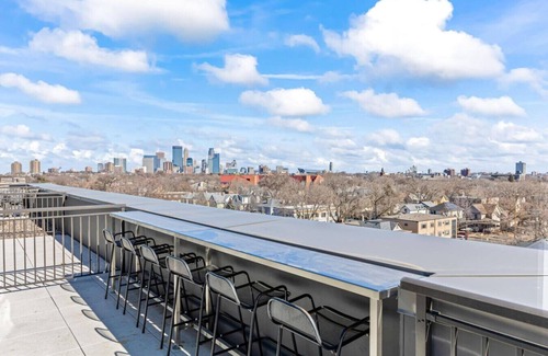 Lyn-Lake Apartment | 1Bed Eat Street Apt W/Lounge + Gym +Whittier Park