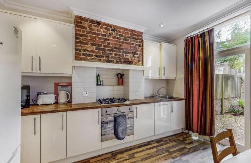 Askew Apartment | 1Bed Flat Near Goldhawk Tube & Uxbridge Bus Stop