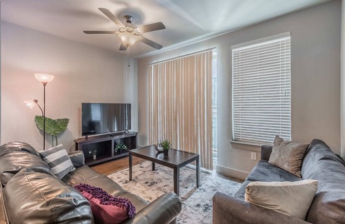 Knox - Henderson Apartment | 1Bedroom 2 beds Apt Uptown/Parking/Washer n Dryer