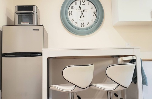 Glendale House | 1Bedroom Guesthouse in Downtown Glendale near shops/mall. Outdoor Cafe Table.