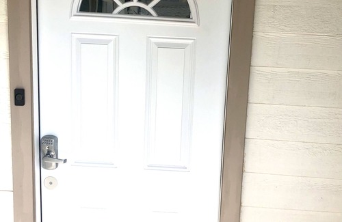 Glendale House | 1Bedroom Guesthouse in Downtown Glendale near shops/mall. Outdoor Cafe Table.