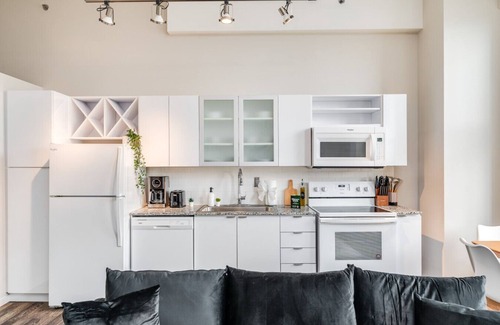 Downtown Cincinnati Apartment | 1Bedroom w/Pool and Sky Lounge Access in the CBD