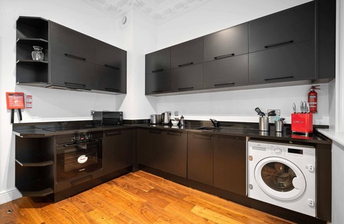 Lime Street Apartment | 1BG Former Embassy 1BR sleeps 4 with Air Con