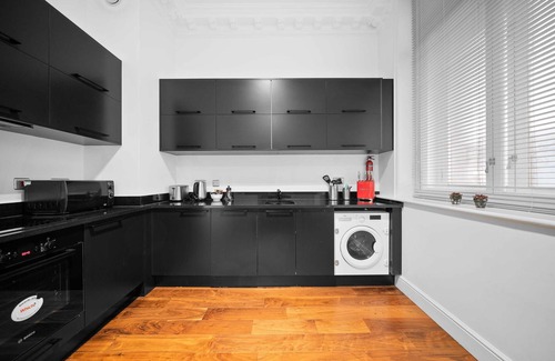 Lime Street Apartment | 1BG Former Embassy 1BR sleeps 4 with Air Con