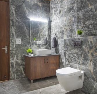 Kumarhatti Apartment | 1BHK AC APARTMENT I WITH PRIVATE BALCONY I VALLEY VIEW I ReSTAURANT I COUPLE FRIENDLY