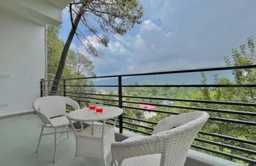 Kumarhatti Apartment | 1BHK AC APARTMENT I WITH PRIVATE BALCONY I VALLEY VIEW I ReSTAURANT I COUPLE FRIENDLY