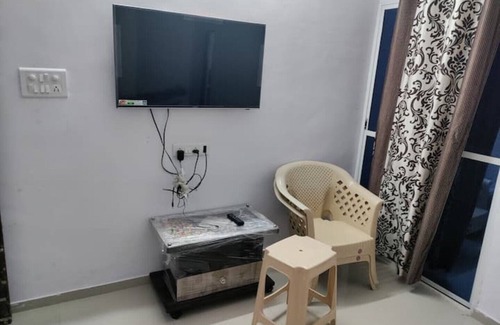 Vadodara Apartment | 1BHK Kitchen,R O Water,AC,Geyser,Fridge,TV,W.M/C
