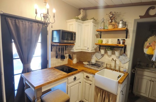 Blenman-Elm House | 1BR 1BA MINI CHATEAU WITH KITCHEN+YARD+PARKING+LAUNDRY+WIFI. BY WHOLE FOODS MKT