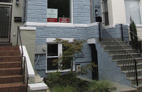 Bloomingdale Apartment | 1br-1ba Quiet Street in Bloomingdale NW-Blocks from Metro, Shops and Parks.