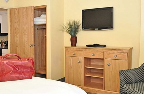 Northeast Virginia Beach Resort | 1BR 1BA sleeps four on Atlantic Ave near Rudee Inlet
