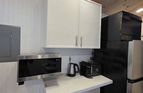 Woodland Hills Cottage | 1BR 1BA tiny home with W/D a few steps away from Kaiser Woodland Hills