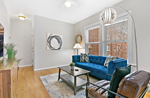 Rogers Park Apartment | 1BR Apartment in Rogers Park with King Bed - Lunt 2E