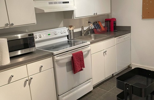 Petworth Apartment | 1BR apartment w/office, 7 walk to metro! Pet friendly. Pretty in Petworth!