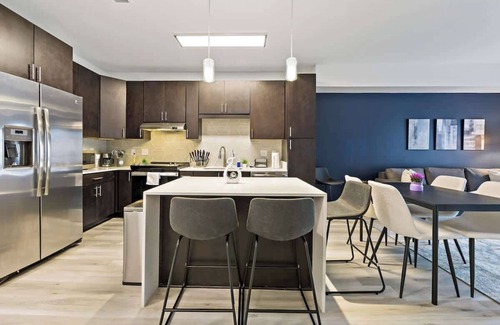 Cherry Apartment | 1BR Apt | Pool, Gym, Parking & Laundry | Near DT