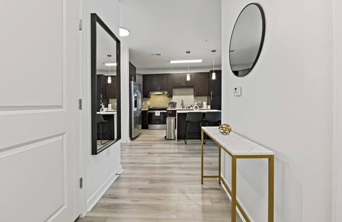 Cherry Apartment | 1BR Apt | Pool, Gym, Parking & Laundry | Near DT