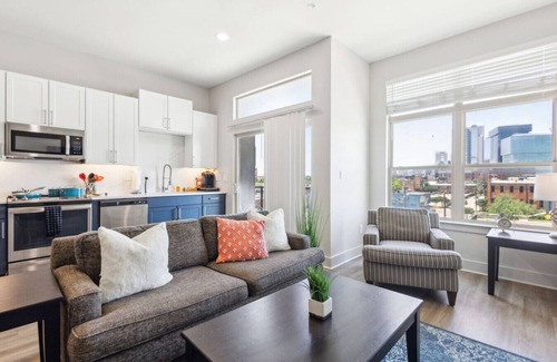Deep Ellum Apartment | 1BR Apt with Pool, Gym, and Free Parking