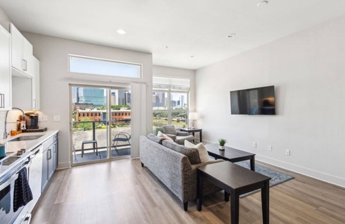 Deep Ellum Apartment | 1BR Apt with Pool, Gym, and Free Parking