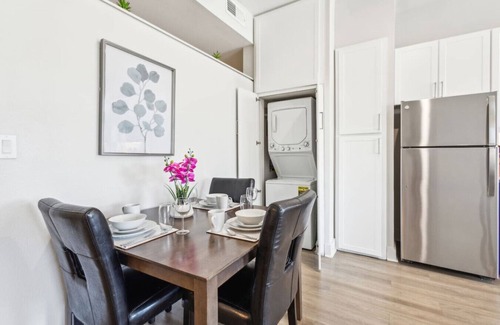 Deep Ellum Apartment | 1BR Apt with Pool, Gym, and Free Parking