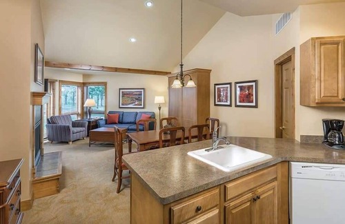Hanover Condo | 1br Condo Golfing in Beautiful Galena