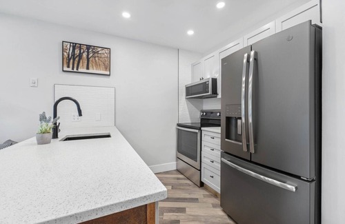 Village North Condo | 1BR + Den | Marketplace Lodge | Village Location | Mountain Views | Gas Fireplace | Parking