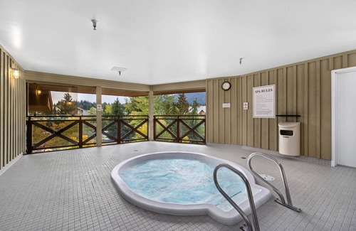 Village North Condo | 1BR + Den | Marketplace Lodge | Village Location | Mountain Views | Gas Fireplace | Parking