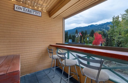Village North Condo | 1BR + Den | Marketplace Lodge | Village Location | Mountain Views | Gas Fireplace | Parking