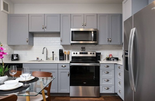 Southtown Apartment | 1BR Escape w/ Pool & Gym Access Near Riverwalk