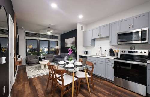 Southtown Apartment | 1BR Escape w/ Pool & Gym Access Near Riverwalk