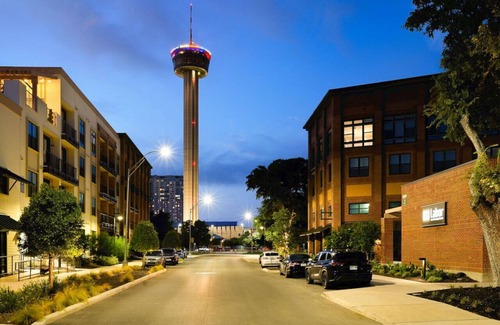 Southtown Apartment | 1BR Escape w/ Pool & Gym Access Near Riverwalk