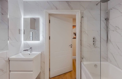 Windsor Apartment | 1BR Gem, Private Parking