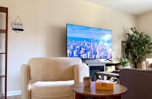 Des Plaines Apartment | 1BR Modern Retreat w/Free Parking Near Airport