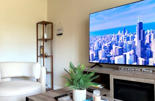 Des Plaines Apartment | 1BR Modern Retreat w/Free Parking Near Airport