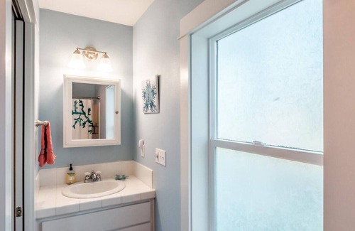Nelscott House | 1BR Olivia Beach hot tub, pool, fire pit, dogs