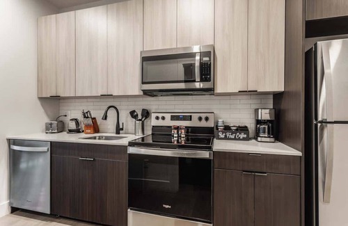 Pendleton Apartment | 1BR OTR CBD Refuge - Free Parking/Gym/Rooftop Pool