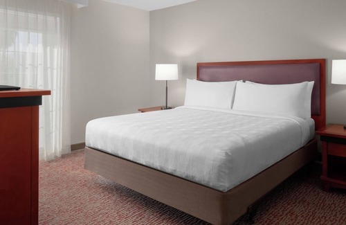 The East Side Hotel | 1BR Suite Near SF – Kitchen, DVD Library & Fresh Cookies!