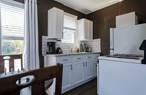 Neartown Apartment | 1BR The Pawns Suite! Montrose Finds & Brews