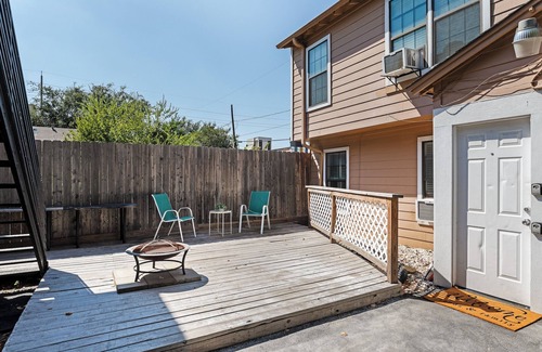 Neartown Apartment | 1BR The Pawns Suite! Montrose Finds & Brews
