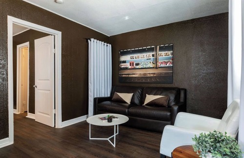 Neartown Apartment | 1BR The Pawns Suite! Montrose Finds & Brews