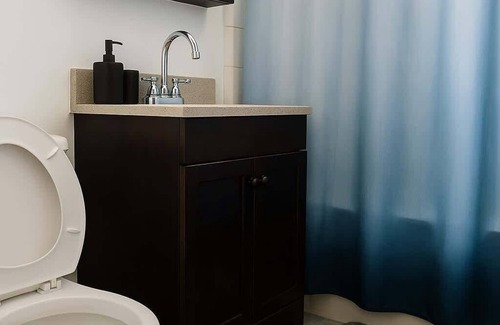 West Lakeview Apartment | 1BR Unit w/2 Comfy Beds