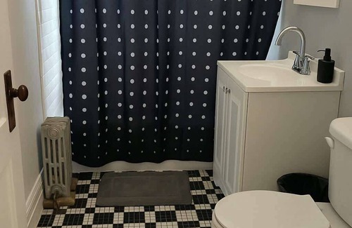 Chicago Apartment | 1BR Vibrant & Inviting Apt in Chicago