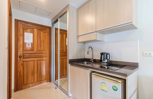Si Sunthon Apartment | 1BR with Pool &Gym Prime Location C233