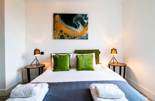 Swindon Apartment | 1Double BR | WiFi | Free parking