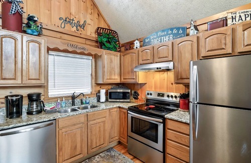 Sevierville Cabin | 1mi to Dollywood*Hot Tub*Indoor Pool*PS5*Massage Chair*Ping Pong*Pool Table*Dog