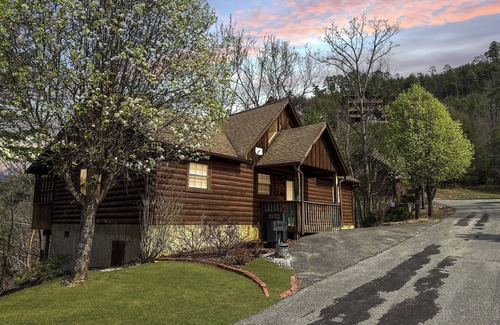Sevierville Cabin | 1mi to Dollywood*Hot Tub*Indoor Pool*PS5*Massage Chair*Ping Pong*Pool Table*Dog