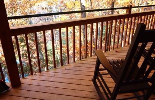 Sevierville Cabin | 1mi to Dollywood*Hot Tub*Indoor Pool*PS5*Massage Chair*Ping Pong*Pool Table*Dog
